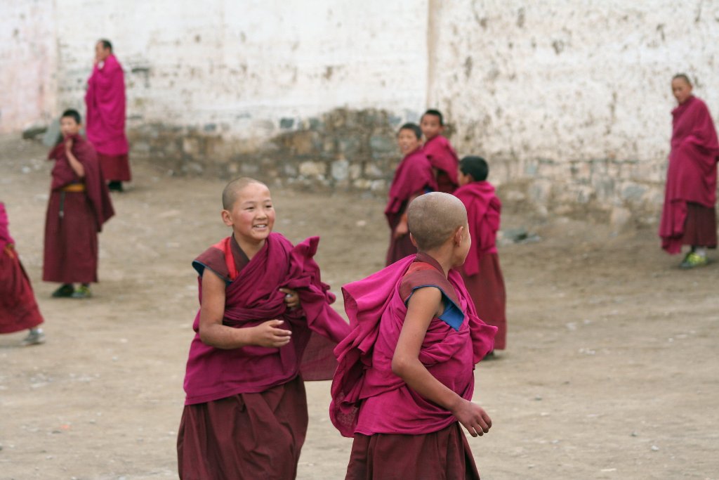 23-Playing young monks.jpg - Playing young monks